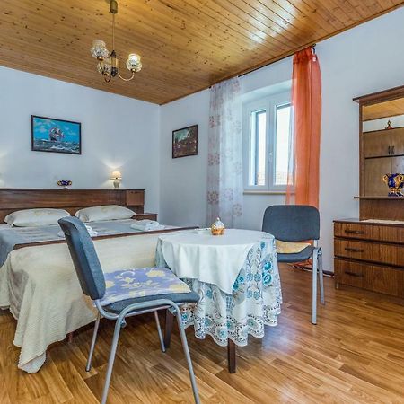 Guest House Robert I Mirna Бале Екстериор снимка