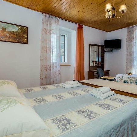 Guest House Robert I Mirna Бале Екстериор снимка