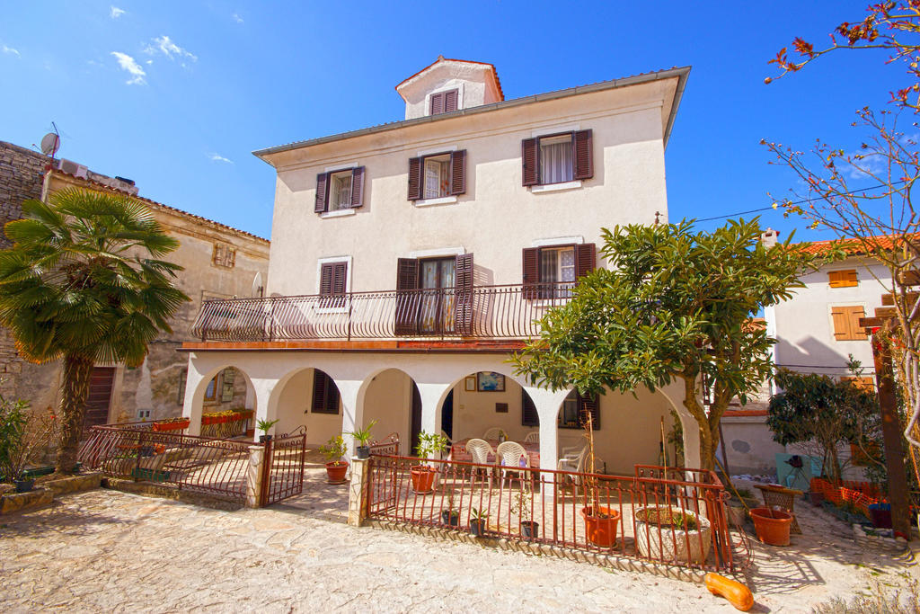 Guest House Robert I Mirna Бале Екстериор снимка