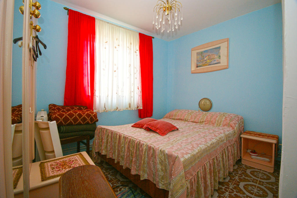 Guest House Robert I Mirna Бале Екстериор снимка