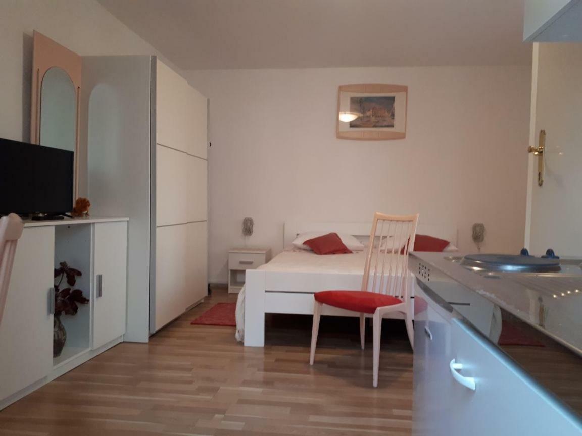 Guest House Robert I Mirna Бале Екстериор снимка