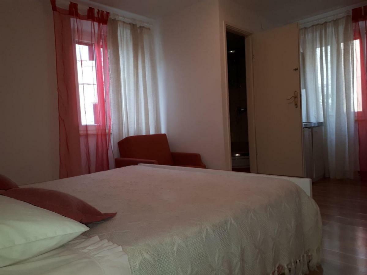 Guest House Robert I Mirna Бале Екстериор снимка