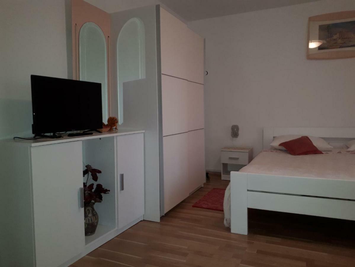 Guest House Robert I Mirna Бале Екстериор снимка