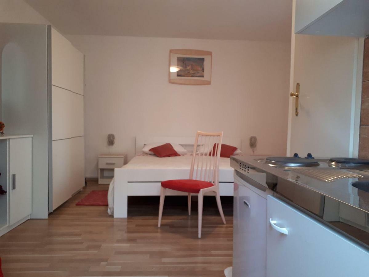 Guest House Robert I Mirna Бале Екстериор снимка