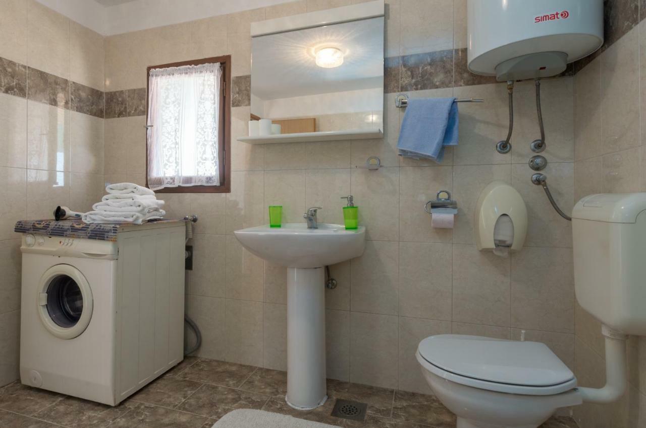 Guest House Robert I Mirna Бале Екстериор снимка