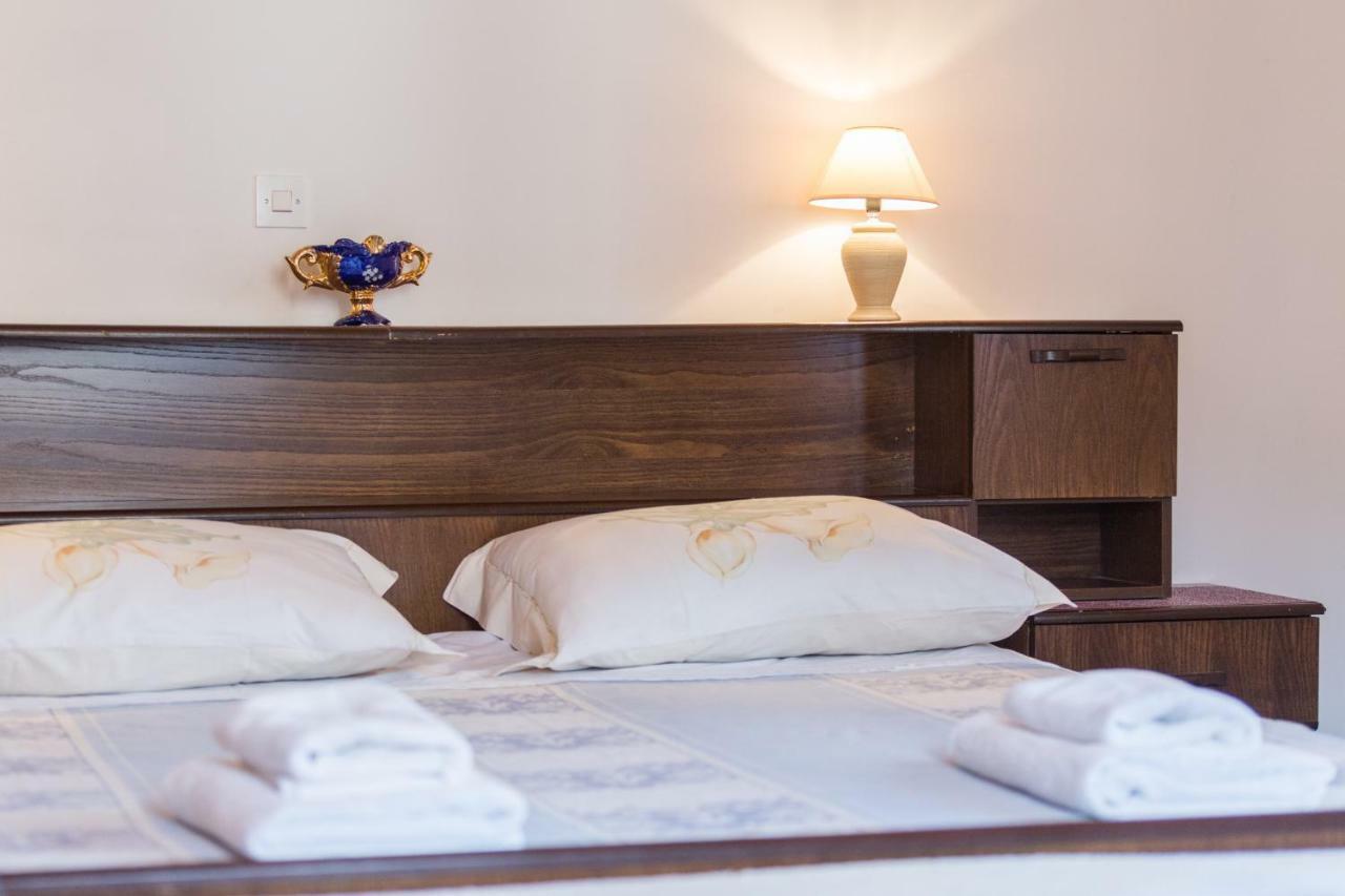 Guest House Robert I Mirna Бале Екстериор снимка