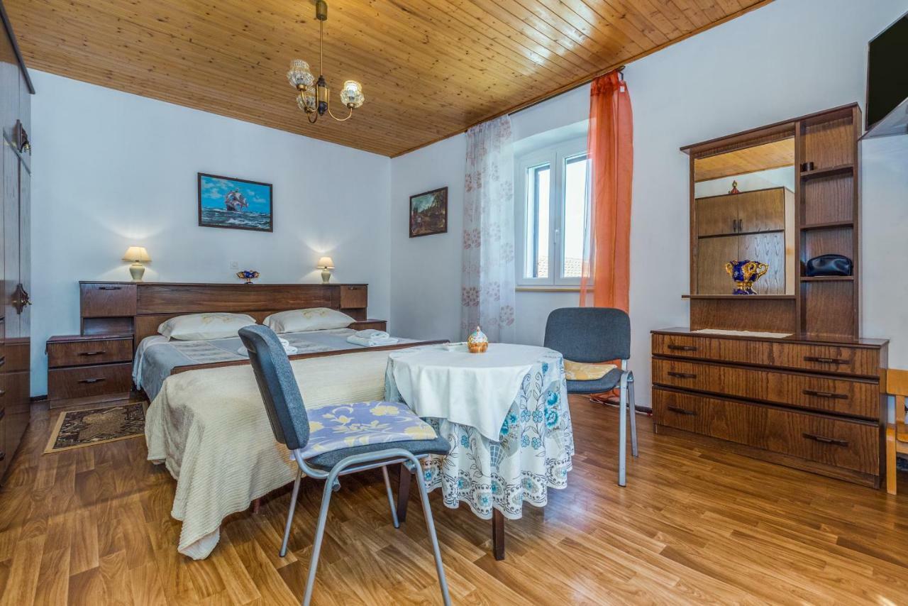 Guest House Robert I Mirna Бале Екстериор снимка