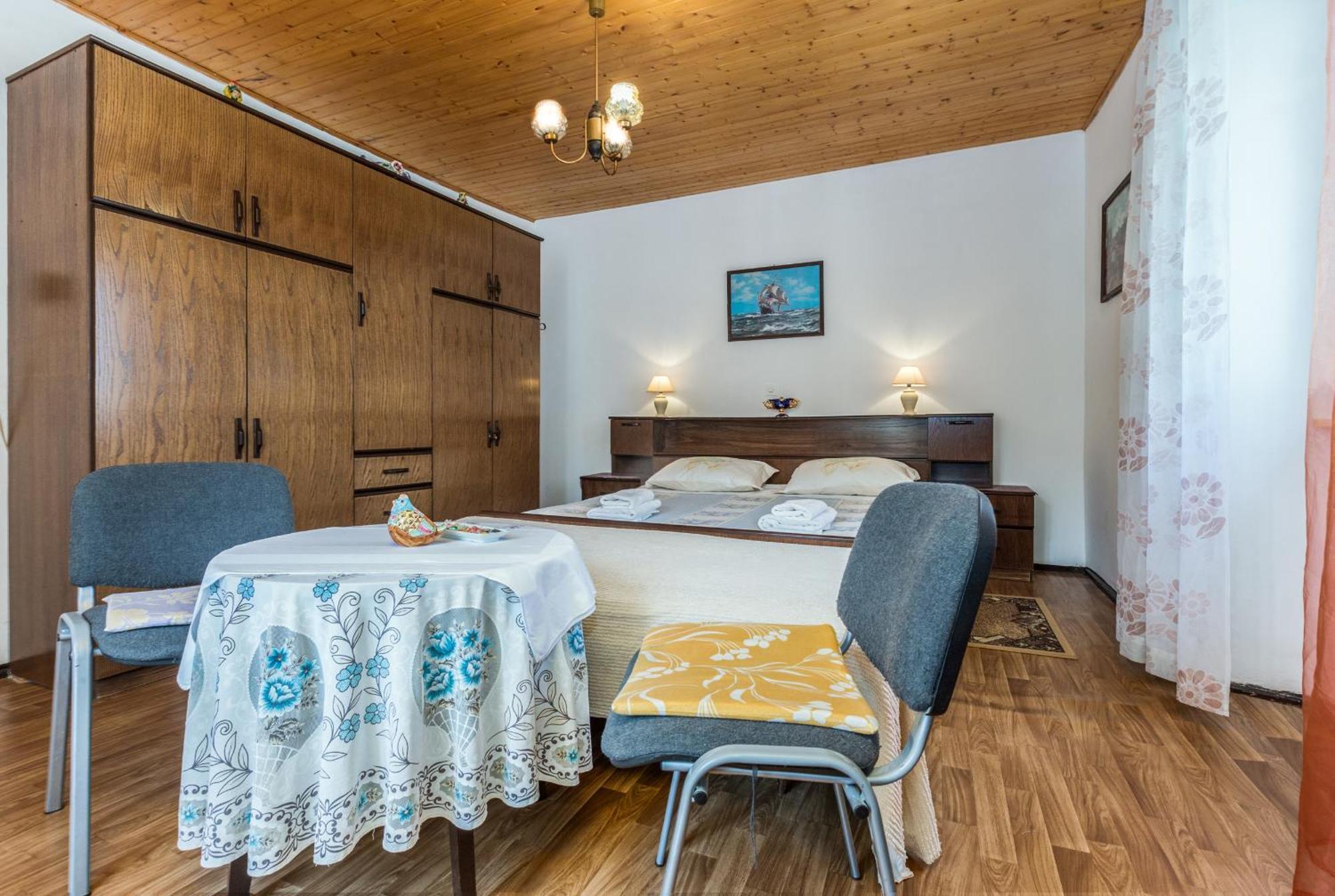 Guest House Robert I Mirna Бале Екстериор снимка
