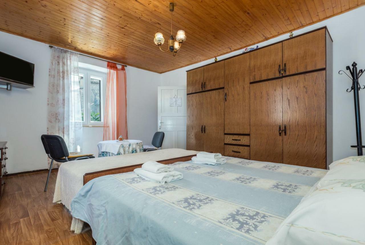 Guest House Robert I Mirna Бале Екстериор снимка