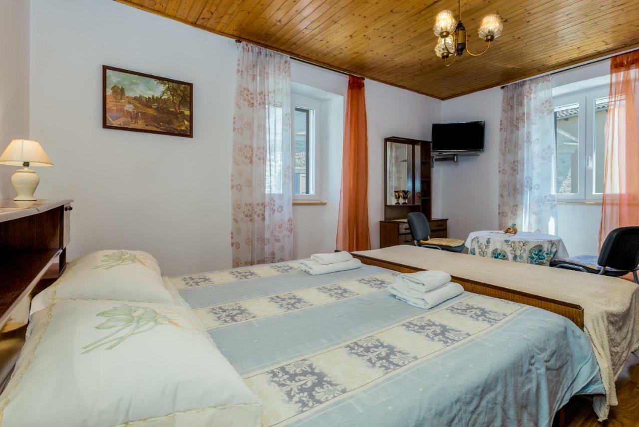 Guest House Robert I Mirna Бале Екстериор снимка